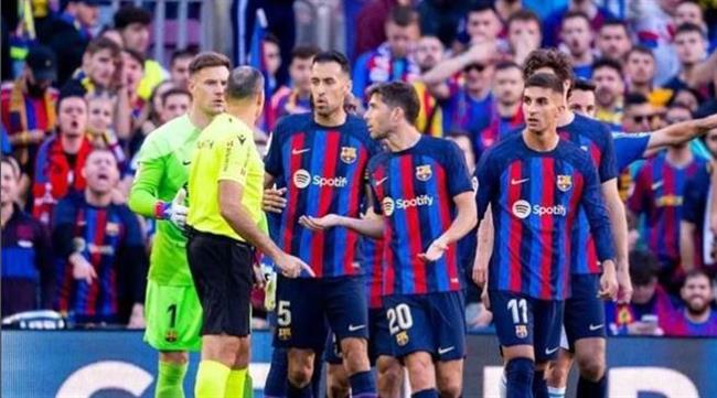 لاعب برشلونة يستعين بطبيب نفسي