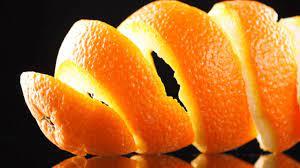  فوائد قشر البرتقال.. لعلاج عسر الهضم والكحة ومنظف منزلي قوي