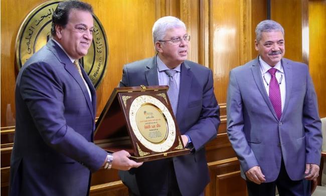 تكريم وزير الصحة لجهوده المبذولة في ملف البحث العلمي خلال توليه حقيبة التعليم العالي
