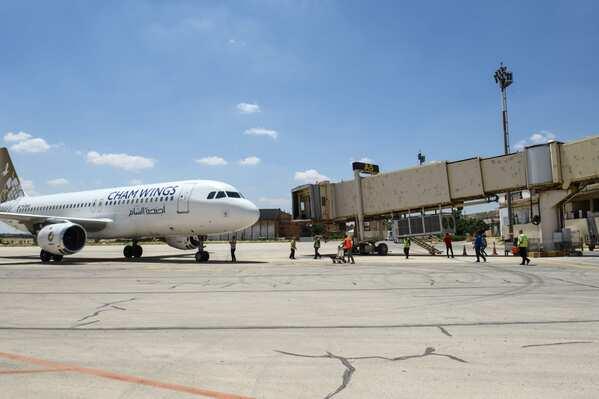 استئناف الرحلات الجوية بمطار دمشق الدولي بعد توقفها بسبب هجوم إسرائيلي