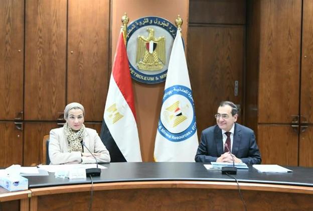 وزيرا البيئة والبترول يتفقدان مشروعات الإصحاح البيئي بشركات البترول بخليج السويس