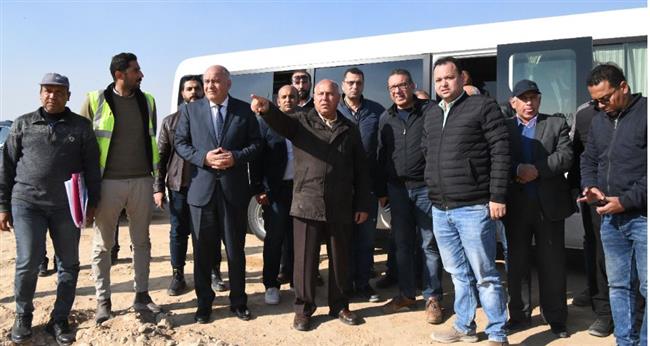 وزير النقل ومحافظ قنا يتفقدان مواقع عمل مشروع القطار الكهربائى السريع بقنا 