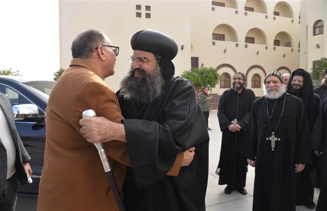 محافظ أسيوط يبدأ أولى زيارته للكنائس بزيارة إيبارشية الأقباط الأرثوذوكس