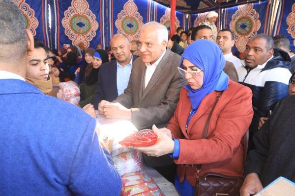 محافظ الجيزة يتفقد منفذ بيع السلع الغذائية بمركز ومدينة أوسيم