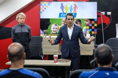 «‏‏أمستردام كلينيك» تنظم محاضرات لمدربي فرق الأهلي الرياضية
