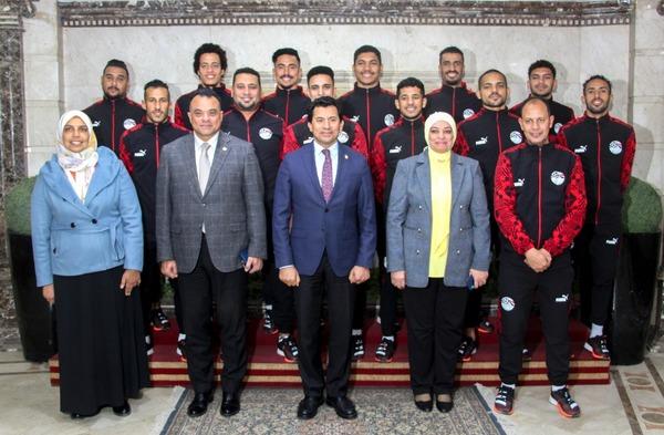 وزير الرياضة يستقبل منتخب الصم لكرة الصالات قبل سفرهم للإمارات