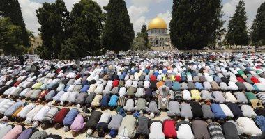 عشرات الآلاف من الفلسطينيين يؤدون صلاة الجمعة في رحاب المسجد الأقصى