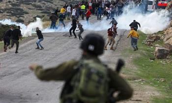 إصابات بالرصاص المعدني والاختناق خلال مواجهات مع الاحتلال الإسرائيلى
