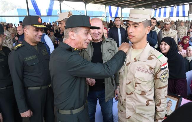 وزير الدفاع والإنتاج الحربي يتفقد الكلية الحربية ويلتقي الطلبة المستجدين وأسرهم.. فيديو