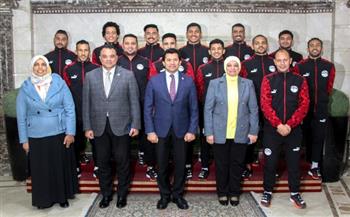   وزير الرياضة يستقبل منتخب الصم لكرة الصالات قبل سفرهم للإمارات