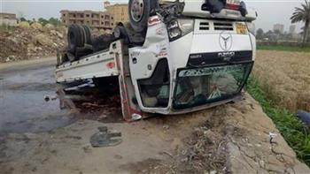 إصابة 12 شخصا فى انقلاب ميكروباص بنجع حمادى