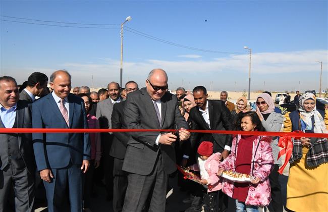 يوفر 150 فرصة عمل للشباب.. محافظ قنا يفتتح مصنع ألواح الكونتر  الخشبيه بقفط