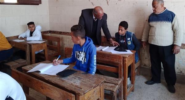 محافظ بني سويف يتابع مع مسؤولي التعليم انتظام امتحانات الشهادة الإعدادية