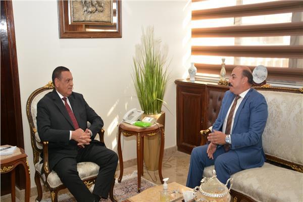 وزير التنمية المحلية يبحث مع محافظ أسوان مشروعات الخطة الاستثمارية و«حياة كريمة»