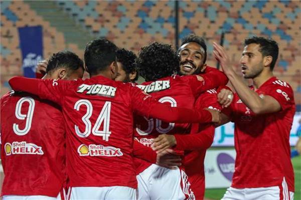 الأهلى يتقدم على الزمالك في الشوط الأول برأسية كهربا  
