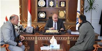 محافظ قنا يواصل استقبال المواطنين لبحث شكواهم 