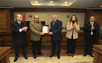 محافظ الجيزة يكرم السكرتير العام علاء بدران على مجهوداته خلال الفترة الماضية