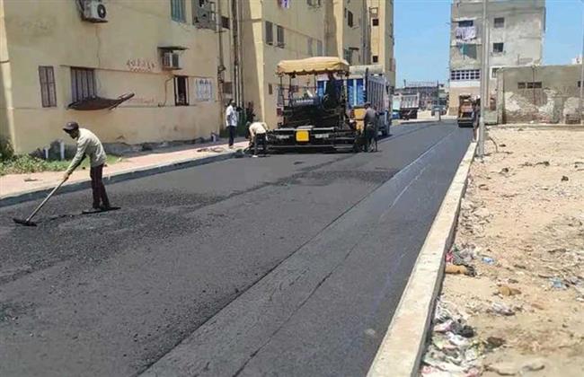 استكمال أعمال الرصف بالأسفلت في دمياط