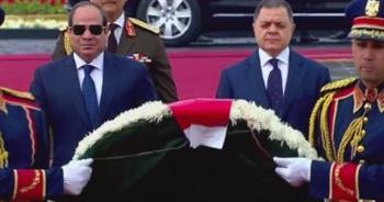 الرئيس السيسى يضع إكليلا من الزهور على النصب التذكارى بأكاديمية الشرطة