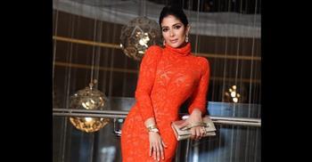 منى زكي تعبر عن سعادتها بجائزة صناع الترفيه الفخرية في حفل Joy Awards