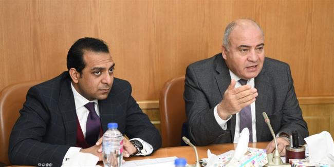 لتسهيل إجراءات التراخيص.. محافظ قنا يلتقي أصحاب وحدات الطعام المتنقلة