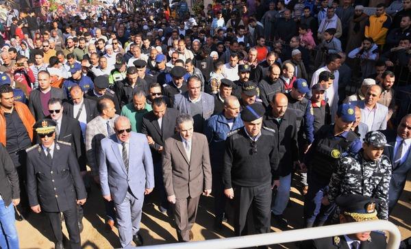 محافظ الغربية يتقدم جنازة شهيد قطور  ويقدم واجب العزاء لأسرته 