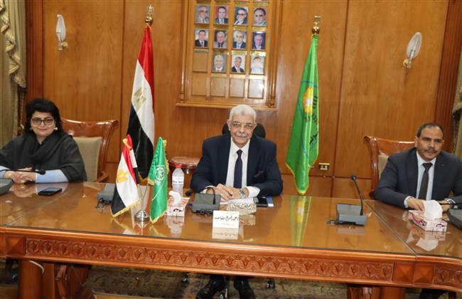 رئيس جامعة المنوفية يعقد لقاءه الأول  بعمداء الكليات