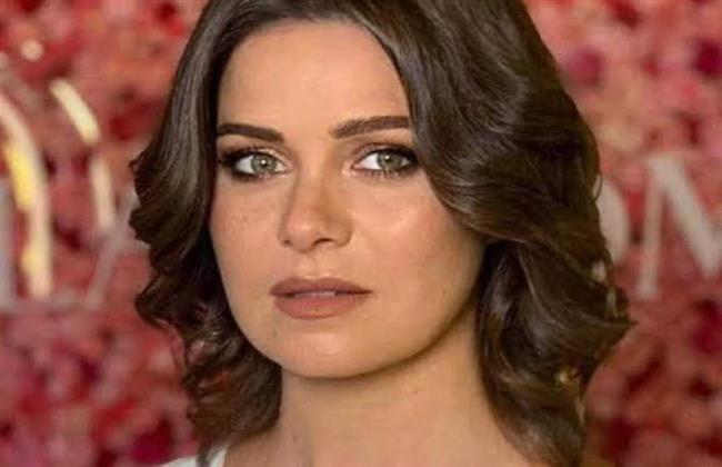 يسرا اللوزي: لم أتعافى من آثار فقدان والدي حتى الآن