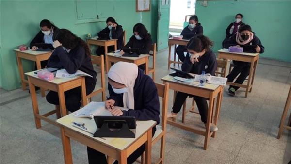 طلاب الشهادة الإعدادية بالقاهرة يؤدون اليوم امتحان الهندسة