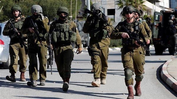 الاحتلال الإسرائيلي يعتقل 12 فلسطينيا من مناطق متفرقة بالضفة الغربية