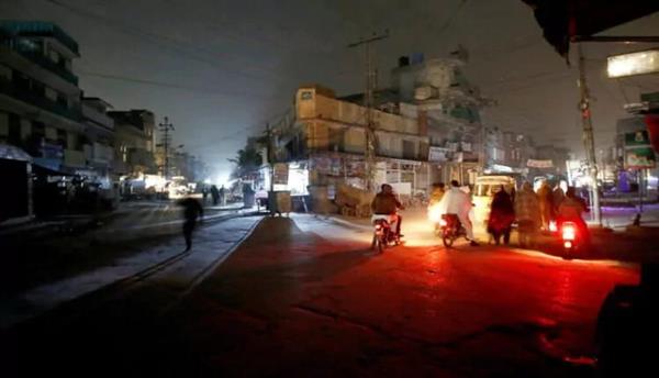 عودة التيار الكهربائي بعد يوم من انقطاعه في باكستان