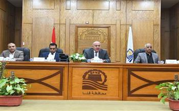 خلال اجتماعه الدورى .. محافظ قنا يلتقي كبار التجار والموزعين لمحاربة غلاء الأسعار 