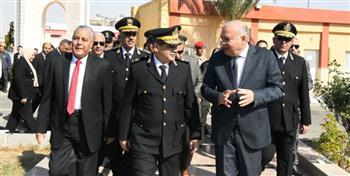 محافظ قنا يقدم التهنئة لمدير الأمن ويضعان إكليل من الزهور على النصب التذكاري لشهداء الشرطة