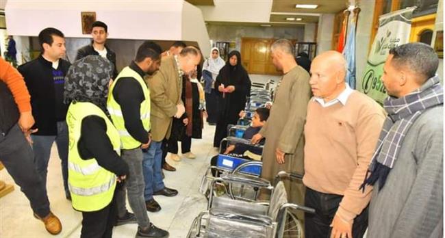محافظ أسيوط يوزع كراسي متحركة وأطراف صناعية لأشخاص من ذوي الاحتياجات الخاصة
