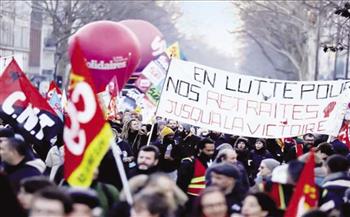     إضراب عدد من عمال قطاعي الطاقة والنفط الفرنسيين ضد إصلاح نظام التقاعد