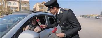 شاهد | الضباط يوزعون الحلوى والورود على المواطنين احتفالا بعيد الشرطة