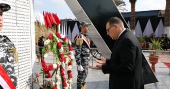   محافظ الشرقية ومدير أمن المحافظة يضعان إكليلا من الزهور على النصب التذكاري لشهداء الشرطة