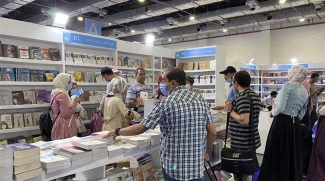 جناح الهيئة العامة للكتاب في معرض القاهرة يشهد إقبالا كثيفا في اليوم الثاني
