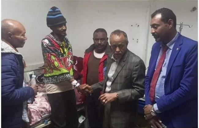 سفير السودان بمصر يزور الشاب السودانى الذى انقذ الحاجة زمزم  بمستشفى أسيوط الجامعى 