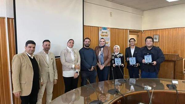 جامعة المنصورة تكرم فريق طلابي لنشرهم  بحث علمى  تطبيقى فى مجلة دولية Q2 