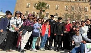   شرطة السياحة تواصل الاحتفال مع المواطنين المصريين والوافدين الأجانب بعيد الشرطة