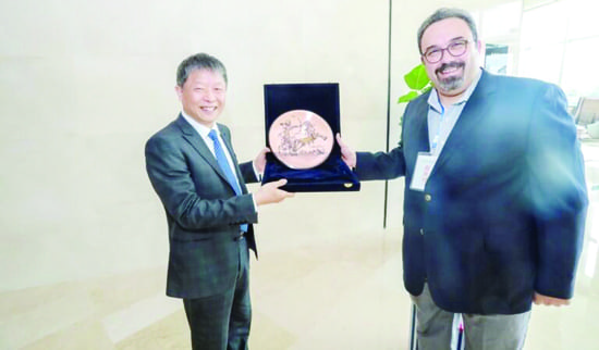 حصد جائزة التميز.. طبيب مصرى يقهر «الأورام» فى الصين