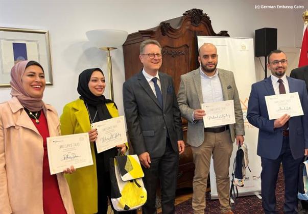 قدموا أعمال متميزة.. سفير ألمانيا بالقاهرة يكرم الفائزين في المسابقة الصحفية "منتدى القاهرة للتغير المناخي"
