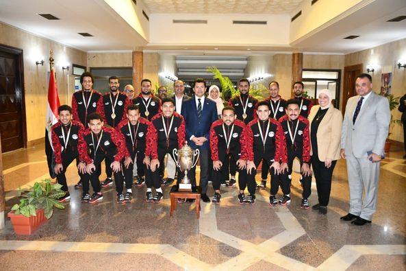 وزير الرياضة يستقبل منتخب الوزارة للصم المتوج بالبطولة الدولية الودية لكرة الصالات بالإمارات