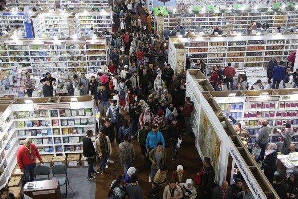 أكثر من 218 ألف زائر لمعرض القاهرة الدولي للكتاب في يومه الرابع