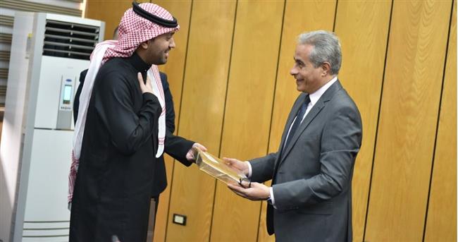 وزير القوى العاملة يتلقى وفد من وزارة الموارد البشرية والتنمية الاجتماعية السعودية 