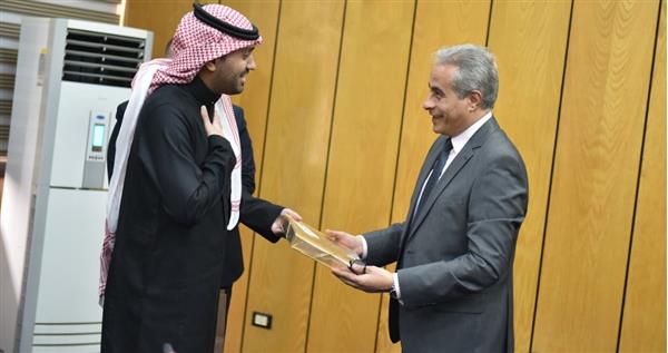وزير القوى العاملة يتلقى وفد من وزارة الموارد البشرية والتنمية الاجتماعية السعودية
