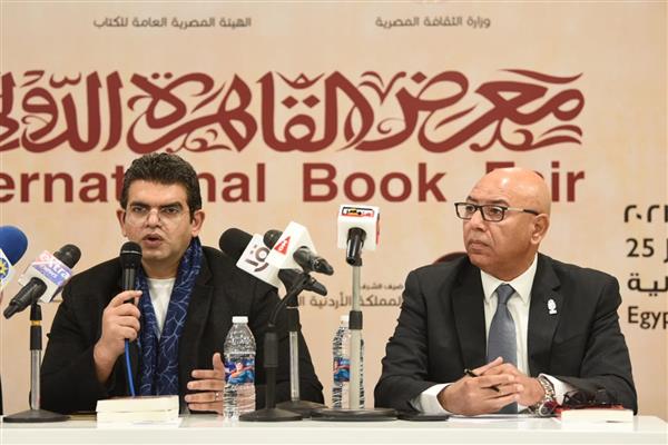 خالد عكاشة مشيدًا بكتاب «سيرة وطن» لأحمد الطاهري: تجربة أدبية ثرية