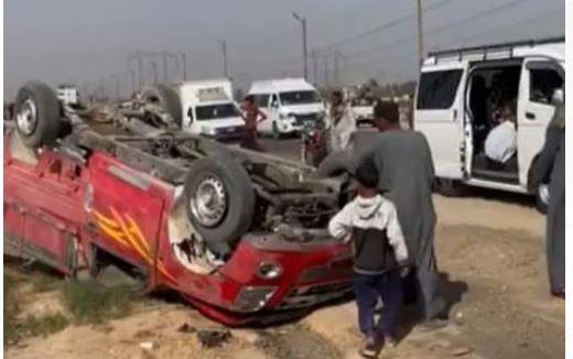 إصابة 3 أشخاص إثر انقلاب سيارة ربع نقل أمام قرية بركة بنجع حمادي 