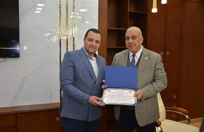 تكريم ثروت جمعة مدير عام التشغيل والقيادة بمترو الأنفاق 